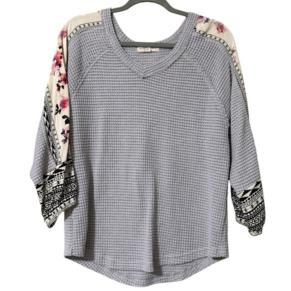ALCHEMY THREAD women’s size medium grey waffle knit v-neck blouse floral sleeves